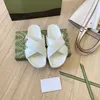 Designer sandalen Hoge kwaliteit damesjas Kruis rubberen zool strandslippers met letters Luxe dikke zool breedbandpantoffels