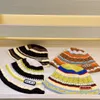 Kadınlar Sonbahar ve Kış Gökkuşağı Renk Tasarımcısı Kova Şapka Şapka Moda Başlığı Mektubu Nakış Tarihi Tatil Sıcak Casquette