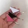 Hårklämmor Barrettes Hot Metal Triangle Hairclip With Stamp Women Girl P Letter Barrettes Fashion Hair Accessories High Quality X0913