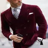 Męskie garnitury Blazers Burgundy Velvet Groom Wear Slim Fit Fit -Beded Peaked Lapel Mens Business Formal Prom Tuxedos Man 248o