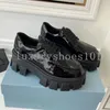 مصمم العلامة التجارية Monolith Loafer Shoes متسكعون جلدي معدني بلورات شريحة الساتان المثلث الشعار الأسود أحذية منصة