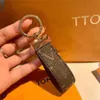 Keychains Luxury Men's Waist Buckle 2022 Leather Presbyopia Keychain Pendant Car Key Chain Ring Fashion Couple Creative Gift 2462
