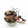 Designer Mini Sile 3D Sneaker Pompom Schlüsselanhänger Männer Frauen Kinder Schlüsselanhänger Geschenk Schuhe Schlüsselanhänger Handtasche Kette Basketball Kaninchen Haartropfen liefern