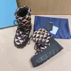 Designer-Kissen-Knöchel flach Down Designer Plattform Stiefel Winterdruck Falts Eiderdown Schnürschneeschuh Schuhe