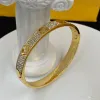Nouveaux bijoux de créateur de luxe plaqué or 18 carats - Bracelets de mariage en acier inoxydable pour couple Accessoires cadeaux Whole-7