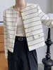 Женские куртки Женский белый твидовый короткий жакет в полоску с клапанами на золотых пуговицах 230912