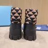 Designer-Kissen-Knöchel flach Down Designer Plattform Stiefel Winterdruck Falts Eiderdown Schnürschneeschuh Schuhe