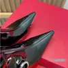 Botas patenteadas com etiqueta oval para mulheres Tornozelo preto Stiletto Heel Side Zipper Half Luxury Designer Dedos Apontados Botas de Moda de Salto Alto