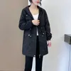 Trench da donna Cappotto in pelo di agnello da donna di media lunghezza 2023 Autunno Inverno Versione coreana Vestibilità ampia Chiusura in vita Cotone ispessito