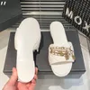 Designers Luxury Fashion Slippers Chaneles Woman Thick Sole Plat Pearl Chain Buckle Slides TPU Comfort Sandaler för damälskare Parskor utomhusstrand