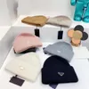 Diseñador clásico Gorro de invierno Letras de moda Imprimir Gorros de punto para hombres Mujeres Sombreros de lana con patrón de triángulo invertido 4 Season214T