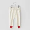 Ensembles de vêtements 2023 printemps automne bébé filles vêtements ensemble coton à capuche patchwork amour cordon barboteuse costume pantalon maigre chaussettes enfant en bas âge