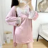 Vêtements de nuit pour femmes Été 4pcs Pyjamas Ensemble pour femmes Sexy Patchwork Dentelle Kimono Peignoir Chemise de nuit Mince Satin de soie douce Vêtements de nuit en vrac Accueil