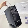 Borsa tote di design con chiusura a triangolo invertito, borsa a tracolla di marca in tela, borsa per la spesa all'aperto, nera