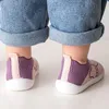 Premiers marcheurs bébé chaussures anti-dérapant respirant bébé berceau chaussettes de sol avec semelle en caoutchouc pour enfants filles garçons maille pantoufles à fond souple 230914