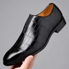 ارتداء أحذية حجر الرجال النمط غير الرسمي للجلد غير القابل للتنفس على أحذية رياضية مريحة مقاومة للارتداء الحجم الكبير 38-48