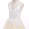 Hübsche Prinzessin Mädchenkleider V-Ausschnitt rückenfrei Applikationen Schleife Ballkleid Tüll Mädchen Festzug Kleid Kommunion für Hochzeit formelle Party F08