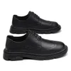 Homens oxfords sapatos de couro genuíno Brogue com renda de renda italiana Sapatos casuais da marca de luxo de luxuosos mocassins swoafers para meninos botas de festa