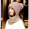 Bérets femmes chapeau confortable hiver avec écharpe tricotée coupe-vent Protection du cou élégant dame casquette extérieure en peluche boule décoration oreille