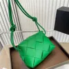 Вязаная маленькая квадратная сумка bvbag Сумки на плечо Женские высококачественные V-тканые сумки для фотоаппаратов Кожаная дизайнерская сумка через плечо Женские плетеные кошельки