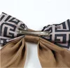 فتيات صغيرات جميلات مطويون بتنورات توتو تنورة مع Bowknot