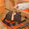 2023 Ny stil högkvalitativ varmförsäljning Luxurys designers väskor på handväska pu läder klassiska damer lås axelväska