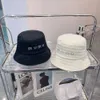 Women Holiday Designer Bucket Hats زوجان سفر أزياء شارع إطلاق النار الكريستال رسالة بالأبيض والأسود 2 ألوان دلو قبعة