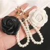 Keychains Luxury White Black Leather Rose Camellia Flowers Pearls Chain Keychain for Women Trinket Ring Car Bag Pendent Charm X61