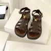 Najwyższej jakości kobiety Triomphe Classic Gladiator Platforme Sandals Bugacz kostki wegetowe płaskie buty buty luksusowe luksusowe projektanci sandały slajdy fabryczne obuwie fabryczne