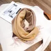 2023 New Luxury V Designer Scarf100％カシミア女性厚いショール冬暖かい長いフリンジパシュミナスカーフ*70新しい到着絶妙なギフト