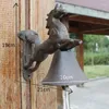 Dekorativa figurer Cast Iron Horse Hand Cranking Wall Bell Farm House Handgjorda Retro Rustik Running Home Garden Welcome Door