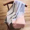 2023 New Luxury V Designer Scarf100％カシミア女性厚いショール冬暖かい長いフリンジパシュミナスカーフ*70新しい到着絶妙なギフト