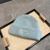 Modische Beanie-Designer-Mütze. Verfügbar für Männer und Frauen. Lässige Mütze. Jede Farbkombination