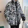 メンズファーフェイクファーメンズジャケット男性用のフェイクファーコートターンダウンカラータイガーヒョウを模倣するジャケットの厚い冬の暖かいふわふわしたぬいぐるみルーズジャンパーアウトウェア221123L230914