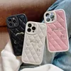 CAVIARS الفاخرة المصممة الجلدية مصممة الهاتف CASE Diamond Pattern Phonecase for iPhone 15Pro Max 12 13 14 Promax Gold Letters C غطاء الهواتف الوردية