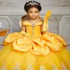 Gelbe Spitzenkristalle Festzug-Kleider für Mädchen, Bateau-Ballkleid, kleine Blumenmädchen-Hochzeit, günstige Kommunion-Festzug-Kleider BC1126258C