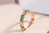 2023 Bague de bande punk de charme de qualité de luxe avec des perles de coquillages naturels et un diamant de malachite verte dans un design large et épais avec tampon PS4480A