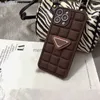 COSE TELEFOONE CASES Designers iPhone Case Chocolate Tortoise Shell Carrying Chain 13Pro Max / 12 13 11 Mobiele telefoonhoesjes Volledig pakket X XSMAX MANNEN EN DRAMEN GOED HKD230914