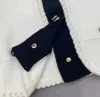 وصول جديد مصمم Cardigan Women Sweater زر أعلى جولة قميص الرقبة الكلاسيكية الخامسة أزياء عارضة الأكمام طويلة الأكمام متماسكة السترة أبيض أبيض سترة الملابس النسائية