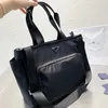 Borsa tote di design con chiusura a triangolo invertito, borsa a tracolla di marca in tela, borsa per la spesa all'aperto, nera