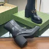 Stivaletti Designer scarpe classiche Fibbia con lettera dorata Martin Fashion Martin Boot Stivaletti da combattimento in pelle di mucca Pelle di qualità Stivali firmati con piattaforma da donna 35-41