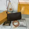 Pochette -tillbehör högkvalitativ brun vit kors kroppspåsar designer kvinnor axelväska läder rem handväskor purs kvinnor handväska