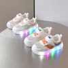 Scarpe atletiche esterne esterne con luci a led sneaker luminose per ragazze morbide alesate traspiranti piccoli orso tenis regalo 230915