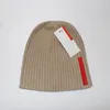 Chapéu de malha de luxo feminino designer outono inverno quente chapéu p casual masculino apertado lã fina proteção orelha rua tapinhas chapéu ao ar livre