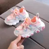 Athletic Outdoor 2022 Ademende peuterjongen sneakers stretch stof modieuze baby hardloopschoenen roze schoolmeisje sport 230915