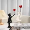 Decoratieve objecten Figurines Nordic Modern Banksy Resin Statue Home Decor Flying Ballon Girl Art Sculpture Ornamenten Woonkamer Decoraties 230914