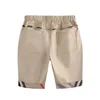 2023 Gentleman Style Summer Boys Plaid Shorts barn knapp avslappnad mittbyxor barn kläder barnkläder 2-8 år