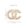 Luksusowy projektant 18K złoty plisowany srebrna imitacja Pearl broszki modne marka marki Letter Broothe Swet kombinezon przyniósł PI204L