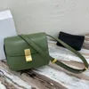 Högkvalitativ medium Classic Bag Luxury Designer Bag i Box Calfskin med en justerbar och avtagbar läderrem och en metallisk spännstängning med Box