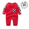 100%bomull Nyfödda barn Rompers Baby Boys Girls Fashion Designer Tryck långärmad Jumpsuit Hat 2 -stycken Set med låda